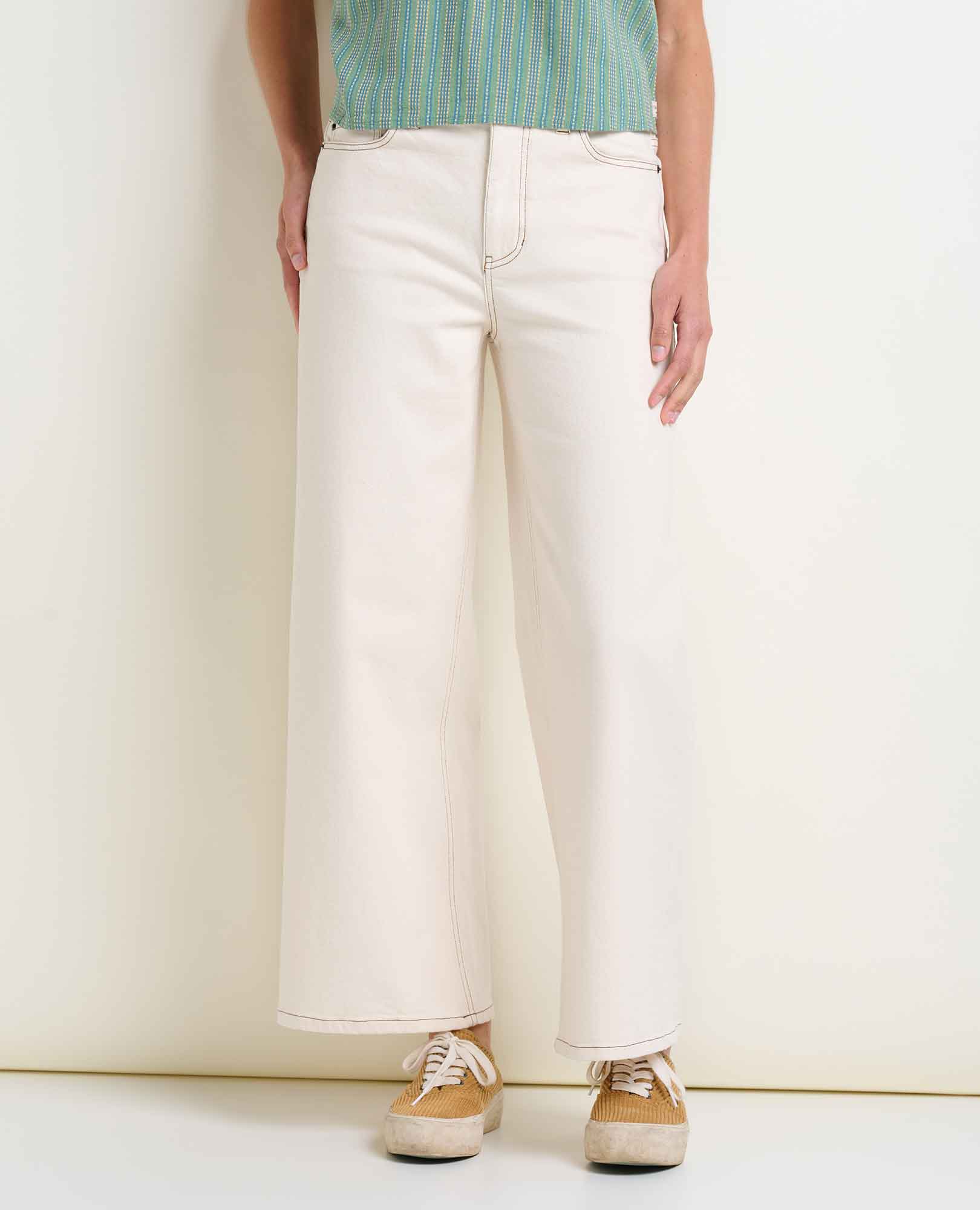 msg:Gina is 5'9" and is wearing a size 6.