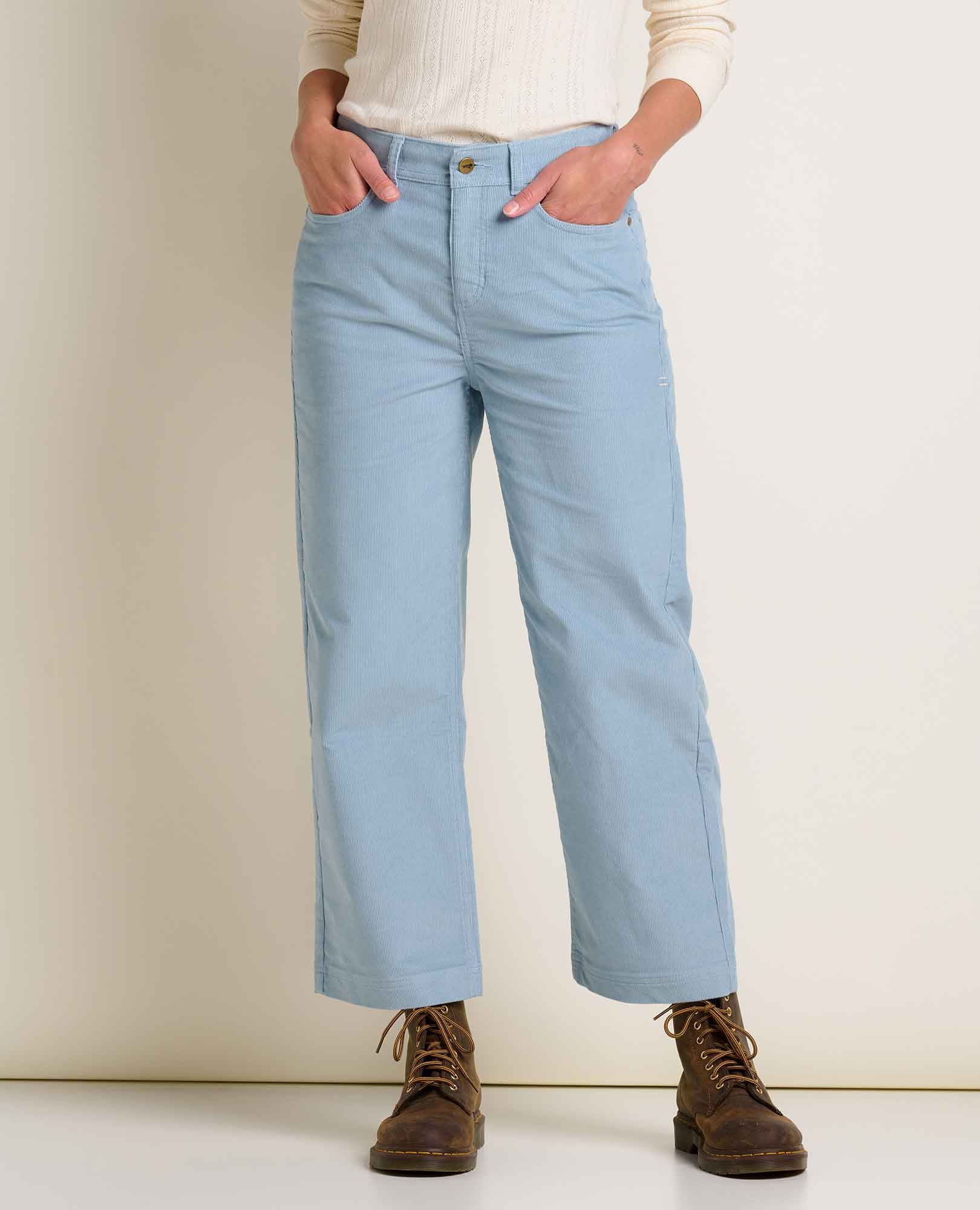 msg:Logan is 5'9 ½" and is wearing a size 6.