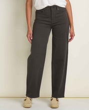 msg:Araya is 5'9" and is wearing a size 6.