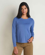 msg:Araya is 5'9 1/2" and is wearing a size small.