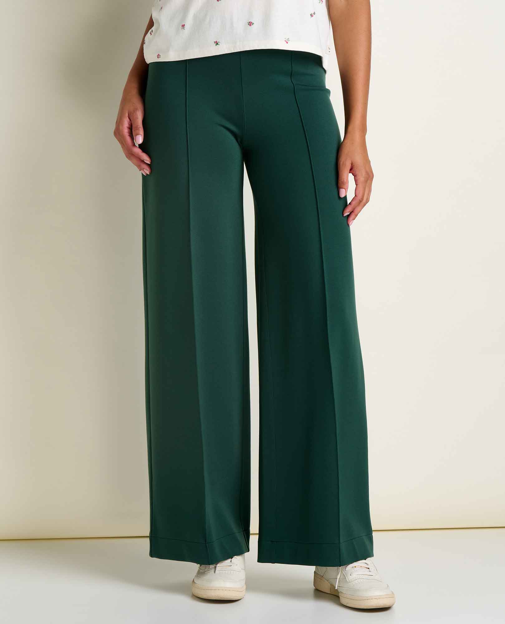 msg:Araya is 5'9 1/2" and is wearing a size small.