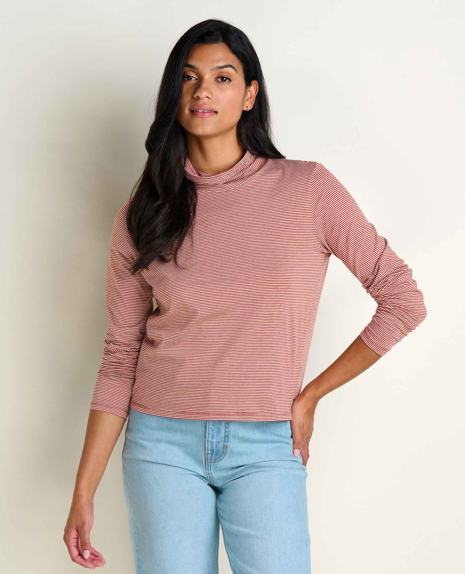 msg:Araya is 5'9 1/2" and is wearing a size small.
