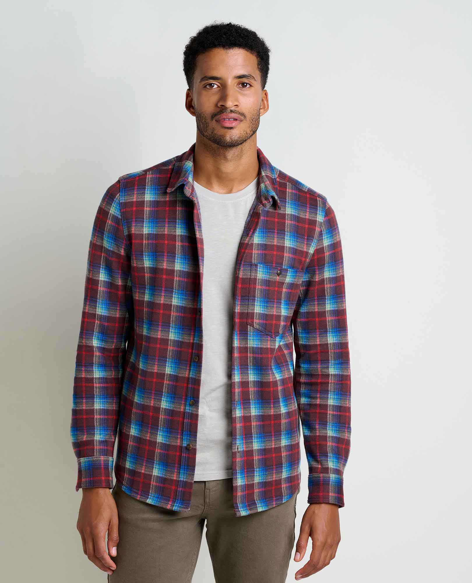 msg:Adom is 6'2" and is wearing a size medium.