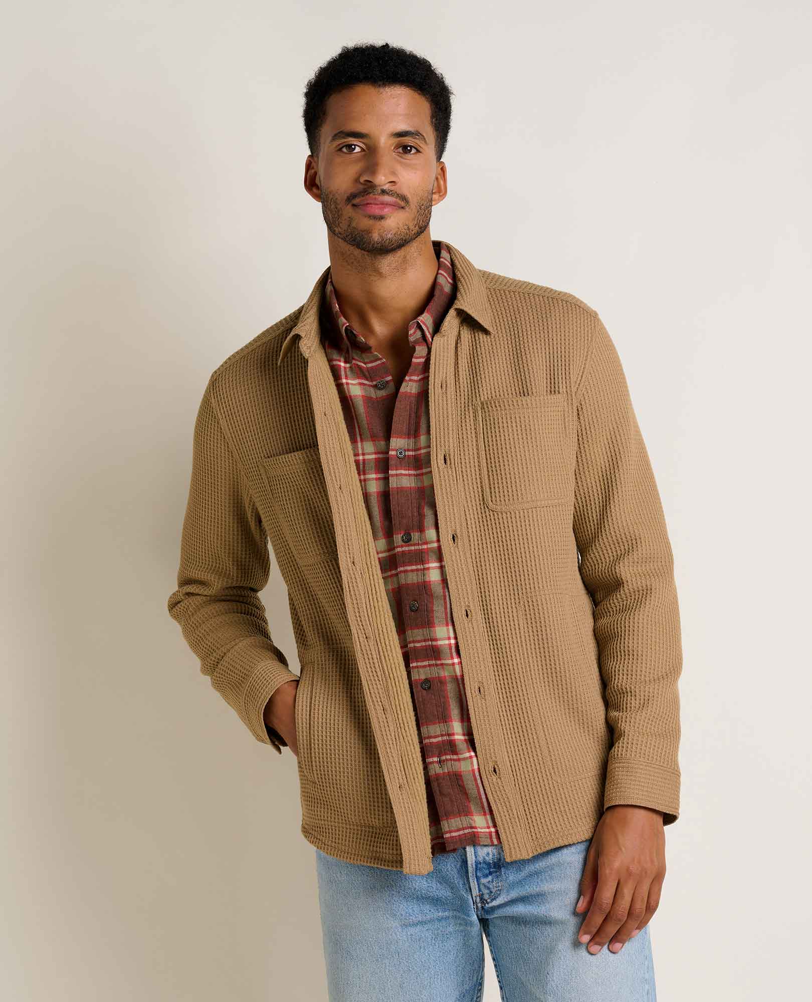 msg:Adom is 6'2" and is wearing a size medium.