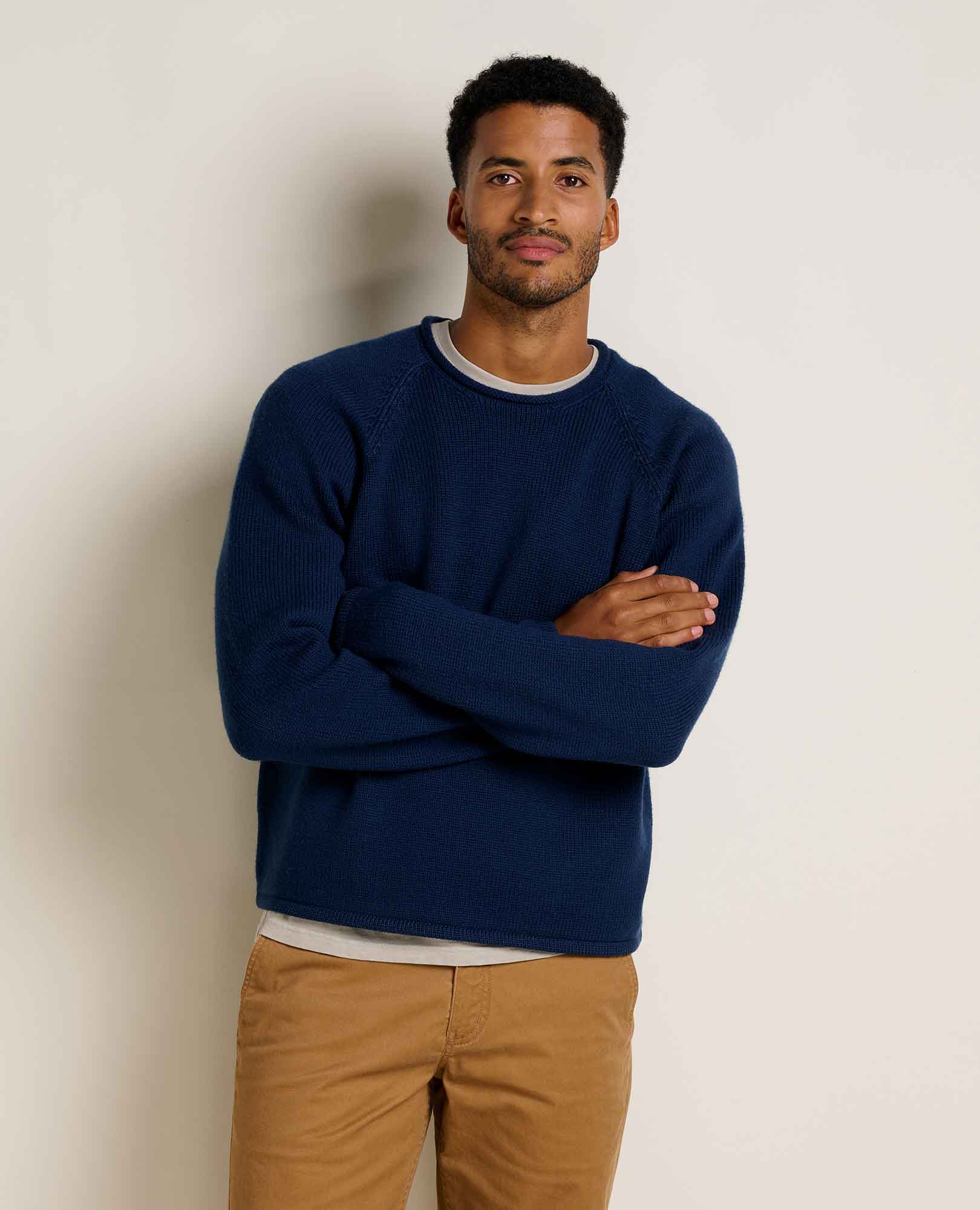 msg:Adom is 6'2" and is wearing a size medium.