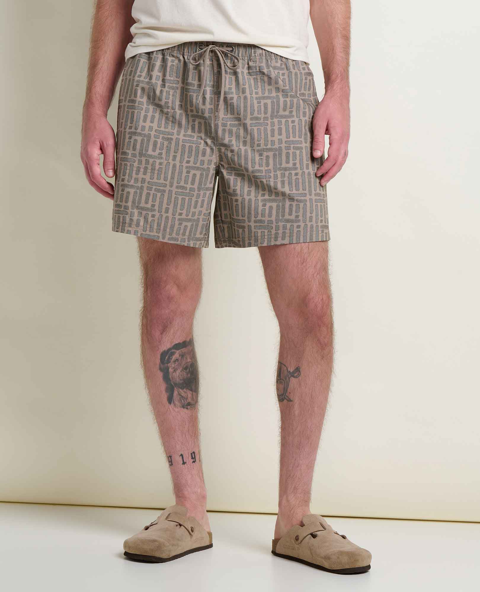 msg:Brandon is 6'1" and is wearing a size medium.