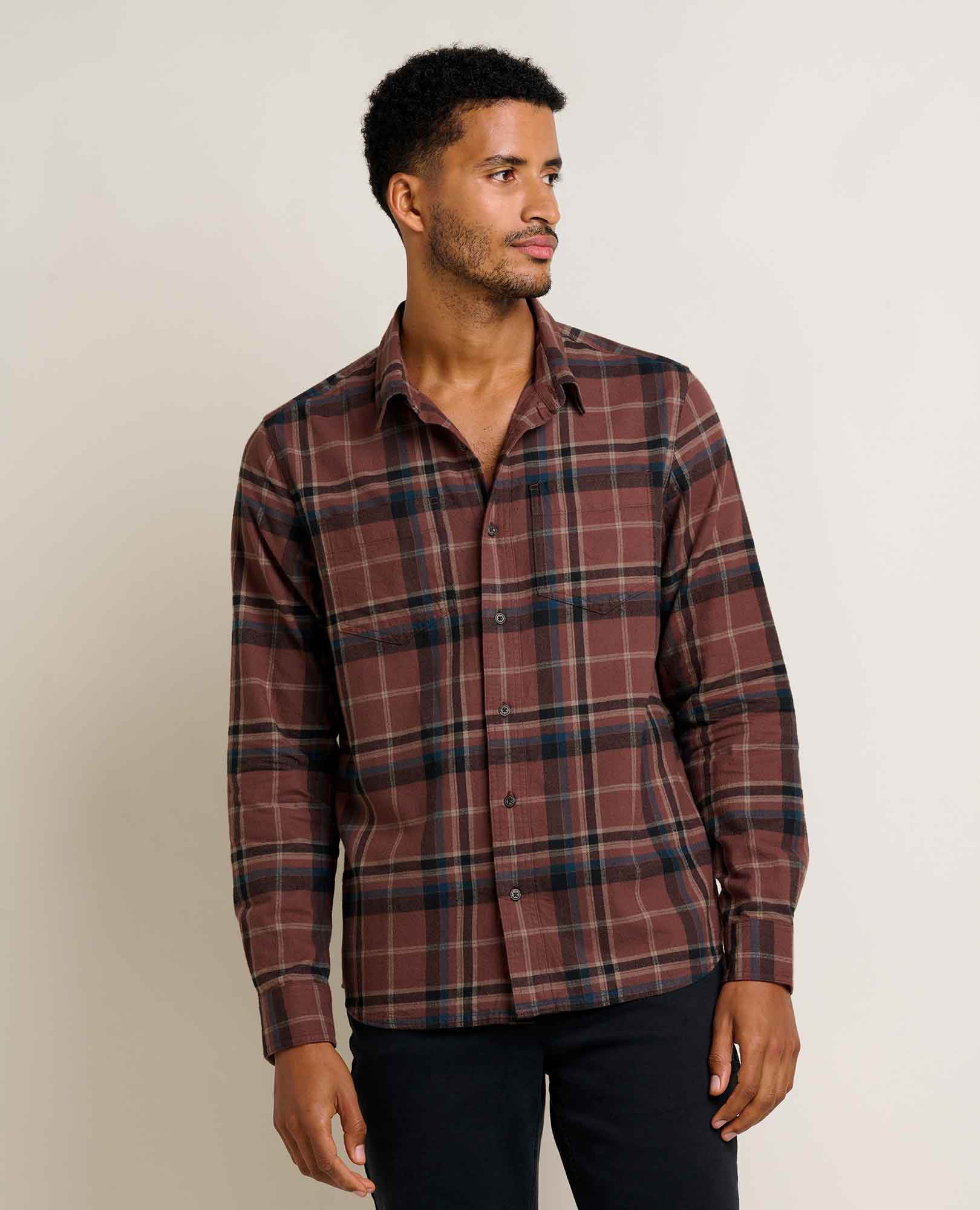msg:Adom is 6'2" and is wearing a size medium.
