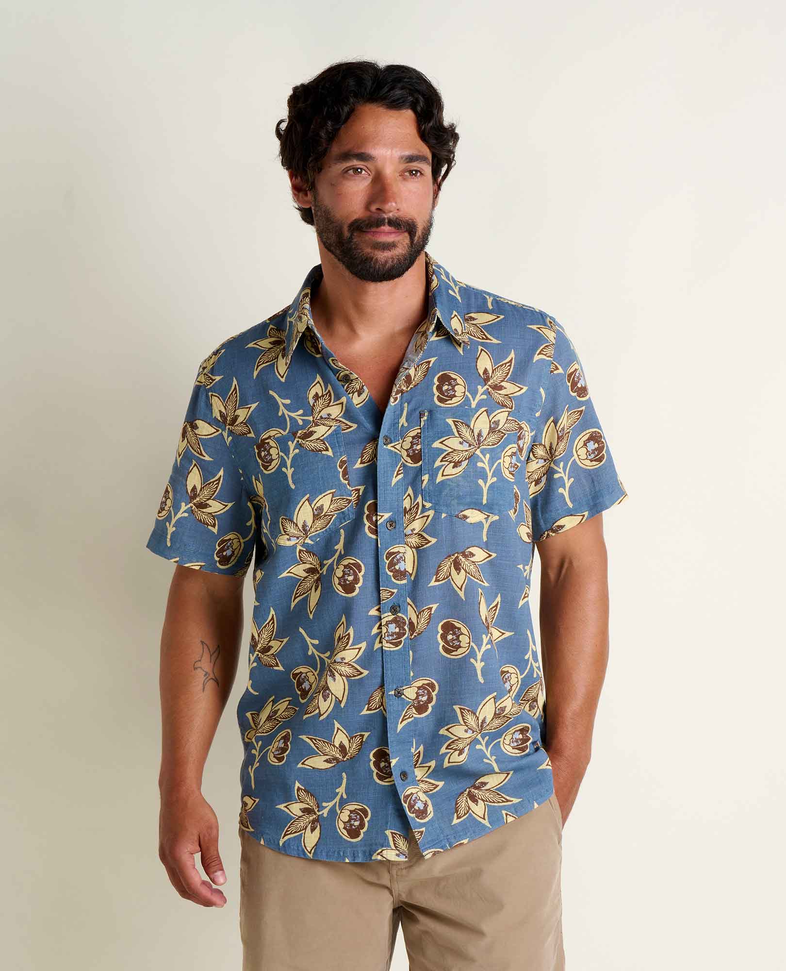 msg:Beau is 6'0" and is wearing a size medium.