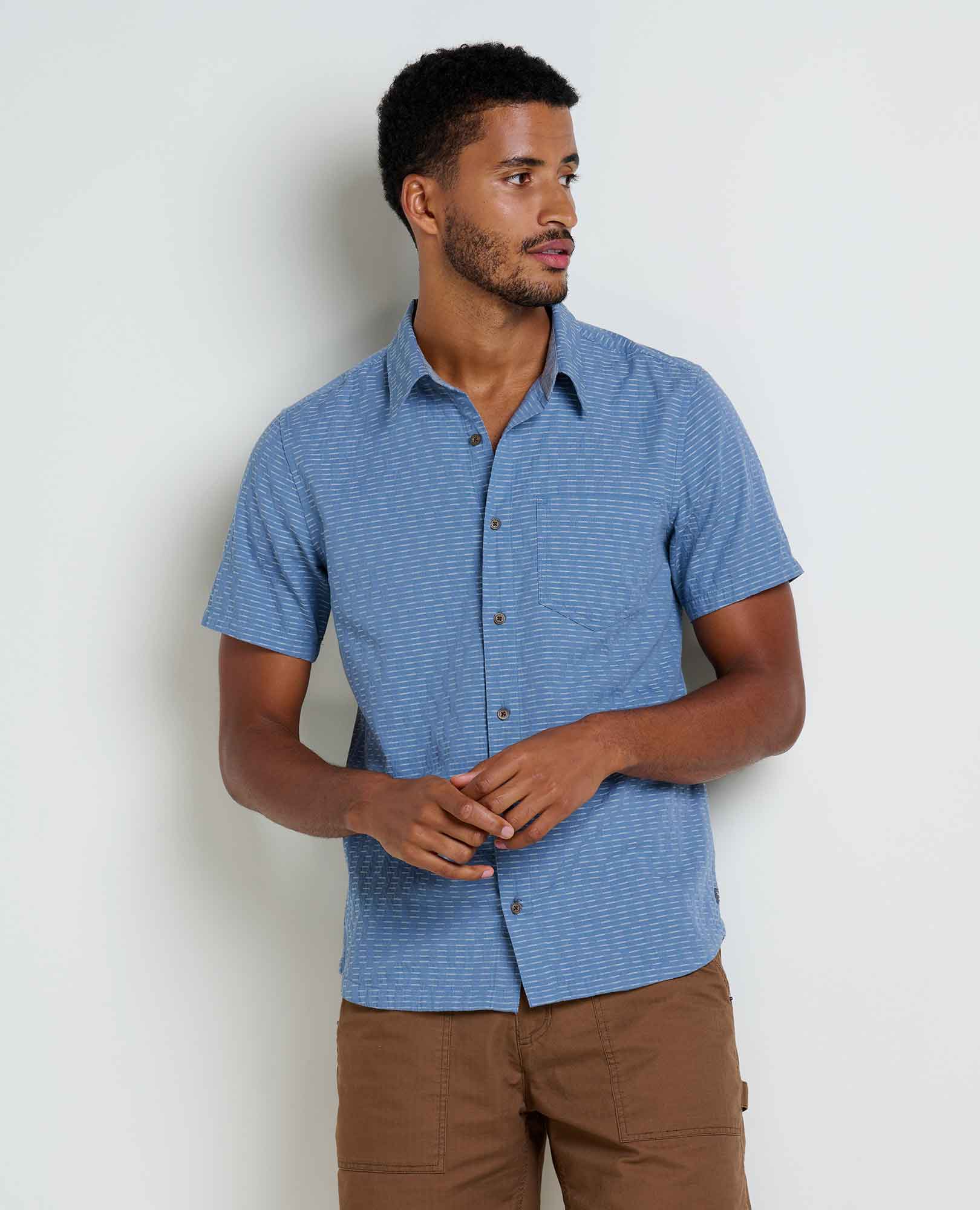 msg:Adom is 6'2" and is wearing a size medium.