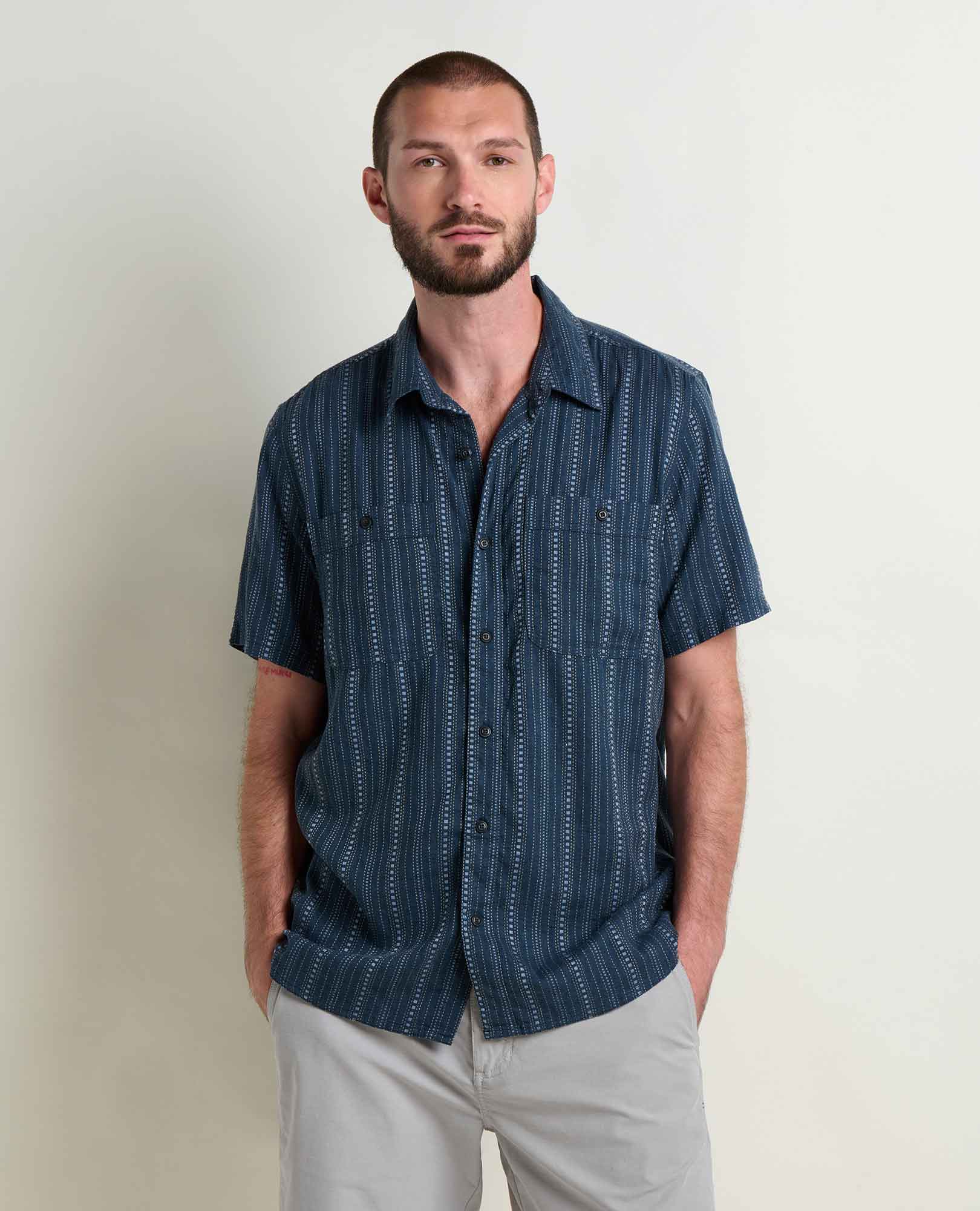 msg:Brandon is 6'1" and is wearing a size medium.