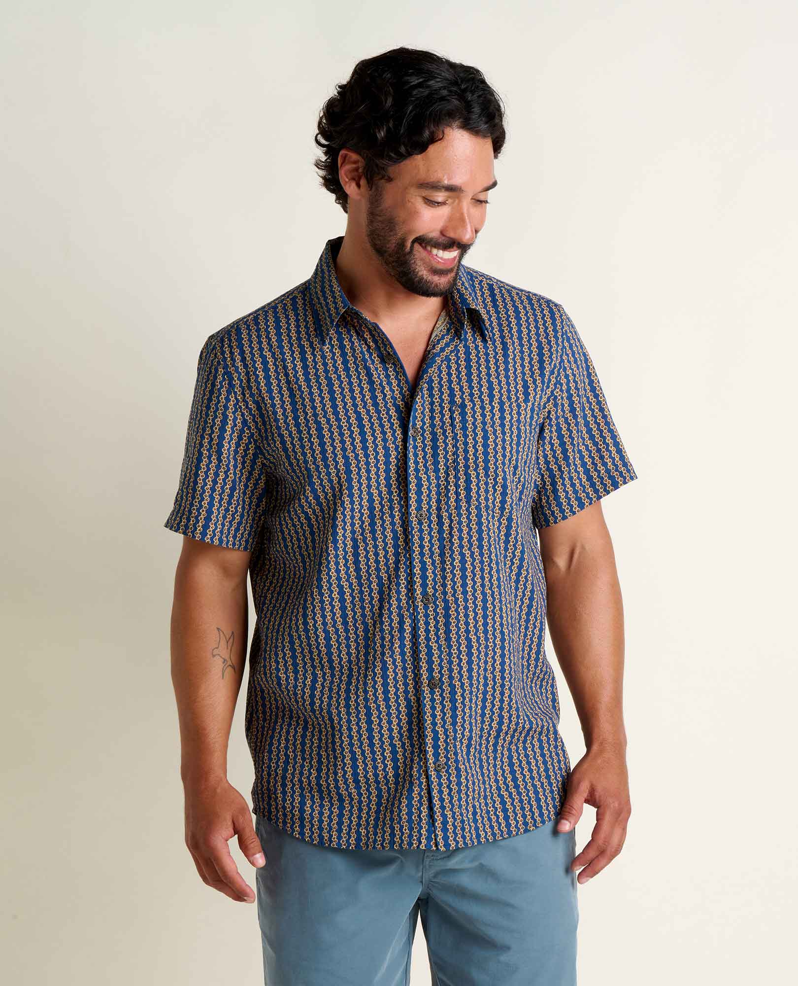 msg:Beau is 6'0" and is wearing a size medium.