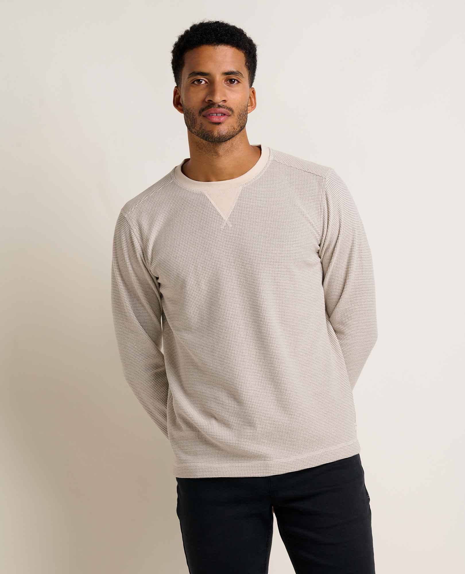 msg:Adom is 6'2" and is wearing a size medium.
