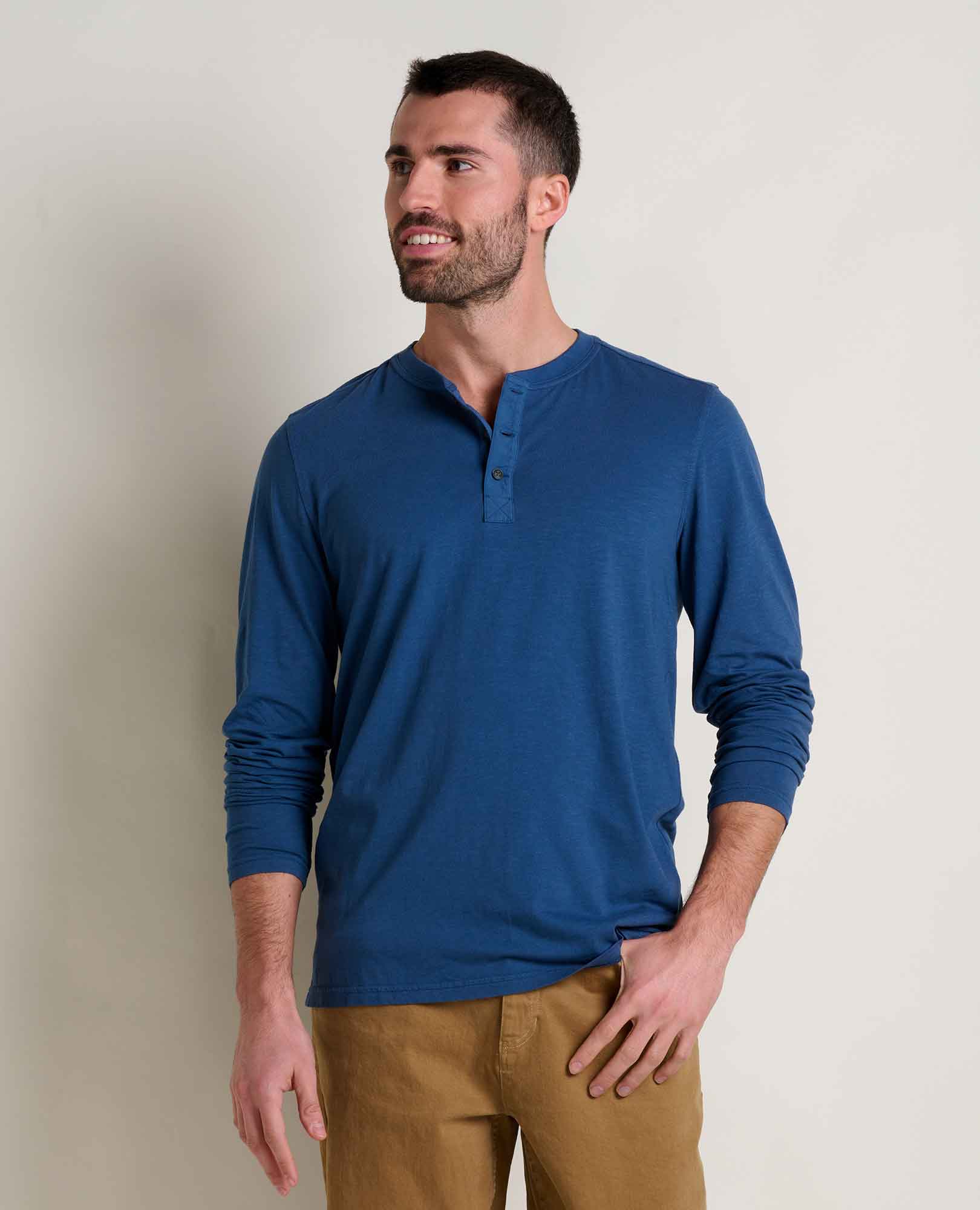 msg:Alessandro is 5'10 ½" and is wearing a size medium.