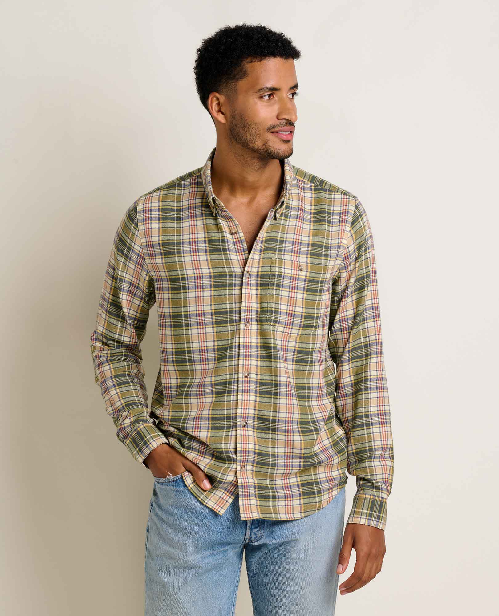 msg:Adom is 6'2" and is wearing a size medium.