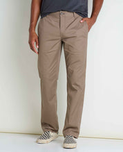 msg:Adom is 6'2" and is wearing a size 32x32.